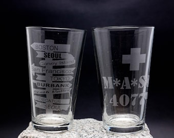 M * A * S * H 4077th (MASH) Geätztes Pintglas M * A * S * H Bierglas-Set (2er-Set) individuell graviert