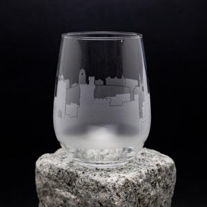 Cork Irland Skyline Weinglas & Stemless Becher - Kostenlose Personalisierung - Urban Traveller Souvenir - Geätztes Wahrzeichen der Stadt, Andenken
