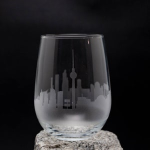 Berlin Deutschland Skyline Weinglas & Stemless Becher - Kostenlose Personalisierung - Urban Traveller Souvenir - Geätztes Wahrzeichen der Stadt, Andenken