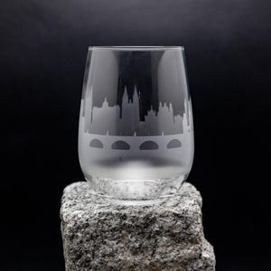 Copa de vino y copa sin tallo con el horizonte de Praga, República Checa - Personalización GRATUITA - Recuerdo de viajero urbano - Mapa de lugares emblemáticos grabado