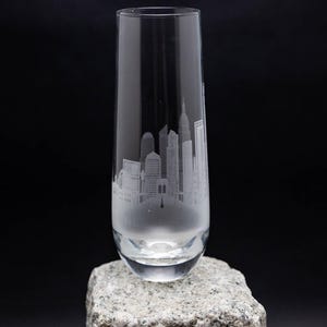 Manhattan New York Skyline Stemless Champagne Flute - FREE Personalization -  - Etched Urban City Landmark Map - Custom Barware Essentials