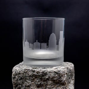 Verre à cocktail Louisville Kentucky Skyline - Personnalisation GRATUITE - Cadeau pour amateur de whisky - Souvenir de voyageur urbain - Accessoires de bar - Verre à roche