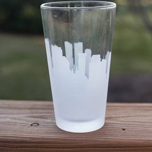 New Orleans Louisiana NOLA Skyline Bier Pintglas - KOSTENLOSE Personalisierung - Home Bar Reiseandenken - geätzte Stadtkarte Trinkbecher