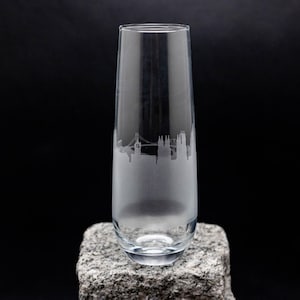 Copa de champán sin tallo con el horizonte de Edimburgo, Escocia - Personalización GRATUITA - Paisaje urbano moderno grabado - Artículos de bar personalizados esenciales