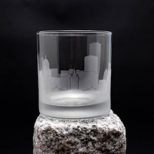 Verre à cocktail Buffalo New York Skyline - Personnalisation GRATUITE - Cadeau pour amateur de whisky - Souvenir de voyageur urbain - Carte de bar - Verre à roche