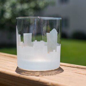 Verre à cocktail Greensboro North Carolina Skyline - Personnalisation gratuite - Cadeau pour amateur de whisky - Souvenir de voyageur urbain - Carte Barware