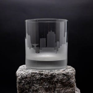 Verre à cocktail Milwaukee Wisconsin Skyline - Personnalisation GRATUITE - Cadeau pour amateur de whisky - Souvenir de voyageur urbain - Accessoires de bar - Verre à roche