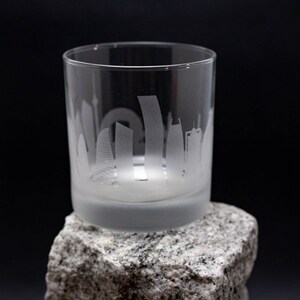 Verre à cocktail Skyline de Bakou, Azerbaïdjan - Personnalisation gratuite - Cadeau pour amateur de whisky - Souvenir de voyageur urbain - Accessoires de bar - Verre à roche