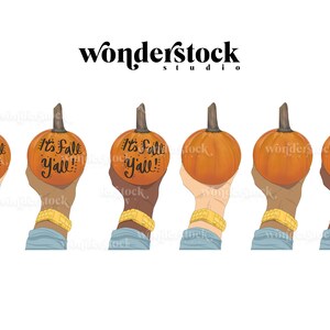 Può includere: Sei mani che tengono zucche arancioni con il testo "It's Fall Y'all!" scritto su di esse.