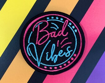 Bad Vibes hierro en parche bordado - para chaqueta bolso chaleco punk alt goth accesorio