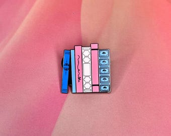 Spilla smaltata con libro transgender