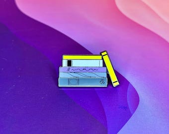 Spilla smaltata con libro non binario