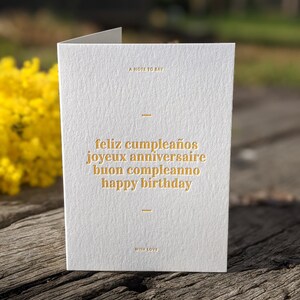 Letterpress Karte - 'Happy Birthday' Sprachen - Gelb
