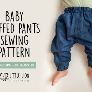 Puede incluir: Un patrón de costura para pantalones de bebé con puños, con un bebé recién nacido que lleva un pantalón de mezclilla azul con puños. El patrón es para tallas de recién nacido a 24 meses. El texto "BABY CUFFED PANTS SEWING PATTERN" y "NEWBORN - 24 MONTHS" se muestra en la imagen. El texto "LITTLE LION PATTERNS - PRINTABLES" también se muestra en la imagen.