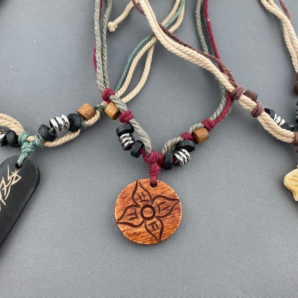 Trois colliers unisexes réglables Shamballa Hippie Boho en bois sculpté naturel et verre de 16 à 24 pouces