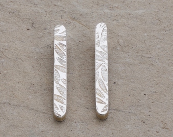 embossed bar ear studs