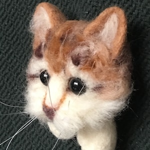 Needle felted cat brooch