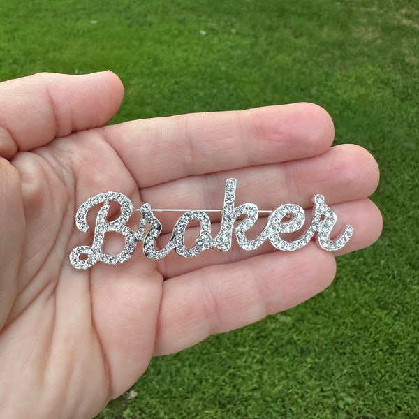 Broche personnalisée de profession de courtier immobilier ou hypothécaire 3,25 po. avec écriture en strass avec pochette en velours NEUF