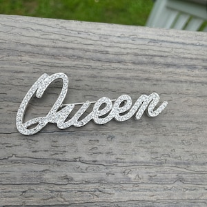 Custom Script Rhinestone Brooch QUEEN Pin NEW Jewelry Gift With Velvet Pouch