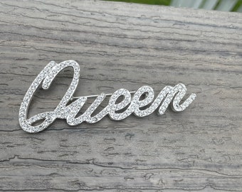 Custom Script Rhinestone Brooch QUEEN Pin NEW Jewelry Gift With Velvet Pouch