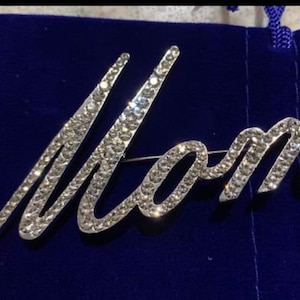 script 3.5” Mom rhinestone clear silver rhinestone pin brooch lapel NEW with velvet pouch