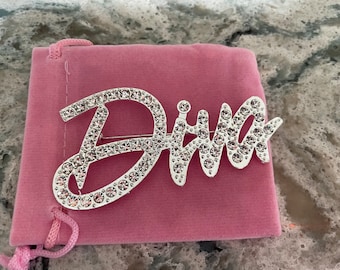 Broche diva en strass avec inscription personnalisée neuve avec pochette en velours 3 po.