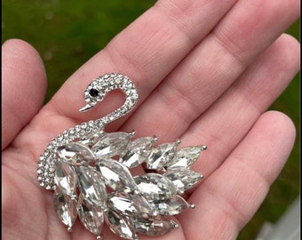 Lanng Brand Exquisite Multiple Colors Glass Crystal Rhinestones Swan Brooch Pins for Women in Red/Blue/Purple/Green Lanng Brand Exquisite Multiple Colors Glass Crystal Rhinestones Swan Brooch Pins for Women in Red/Blue/Purple/Green