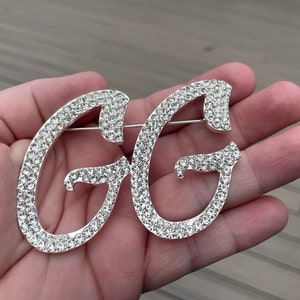 Large Custom script GG Great Grandma brooch rhinestone pin jewelry new with velvet pouch 2.5” x 3”