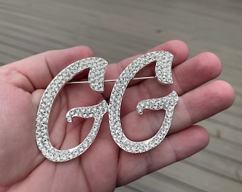 Large Custom script GG Great Grandma brooch rhinestone pin jewelry new with velvet pouch 2.5” x 3”