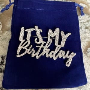 Glamoroso broche de diamantes de imitación con motivo de "Es mi cumpleaños" para ella
