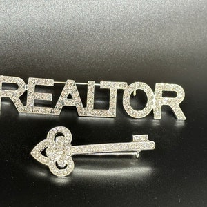 Bundle von Pins Realtor Print Silber Schrift und Schlüssel Set Strass Pin Brosche Schmuck Geschenk NEU mit Samt Beutel