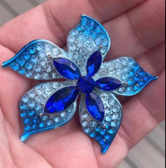 Broche Floral De Diamantes De Imitación Azules Y Plateados - Cierre De Bandera, Chapado En Rodio