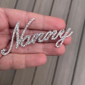 Script 3&quot; Nanny strassteen helder zilveren pin broche revers sieraden NIEUW met fluwelen zakje