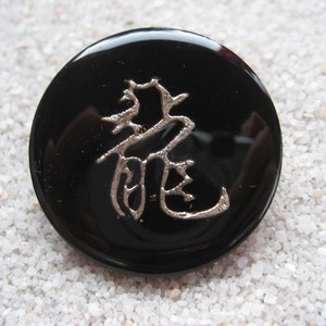 Large unisex adjustable ring with Asian print cabochon on black resin background, diameter 35mm, unique creation