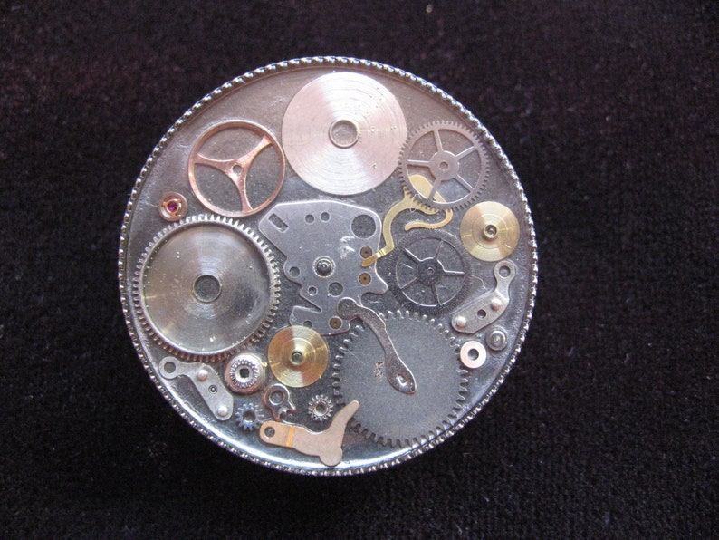 PARURE Steampunk unisexe, Les rouages du temps sur fond argenté diamètre 30mm ou 25mm Bague diamètre 30mm
