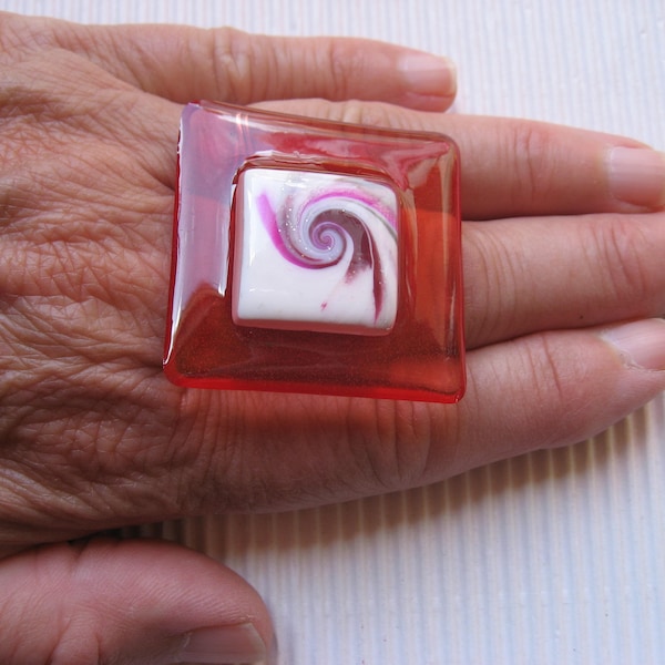 PROMOTION Grande bague carrée ajustable unisexe cabochon spirale fuchsia blanche en fimo sur fond rouge en résine taille 40mmx40mm