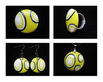 PROMOTION PARURE graphique unisexe motifs blancs et noirs sur fond jaune en fimo bague ou boucles d'oreilles diamètre 30mm