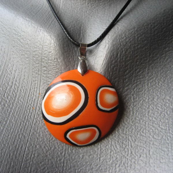 PROMOTION Pendentif graphique unisexe motifs blancs et noirs sur fond orange en fimo diamètre 30mm création unique