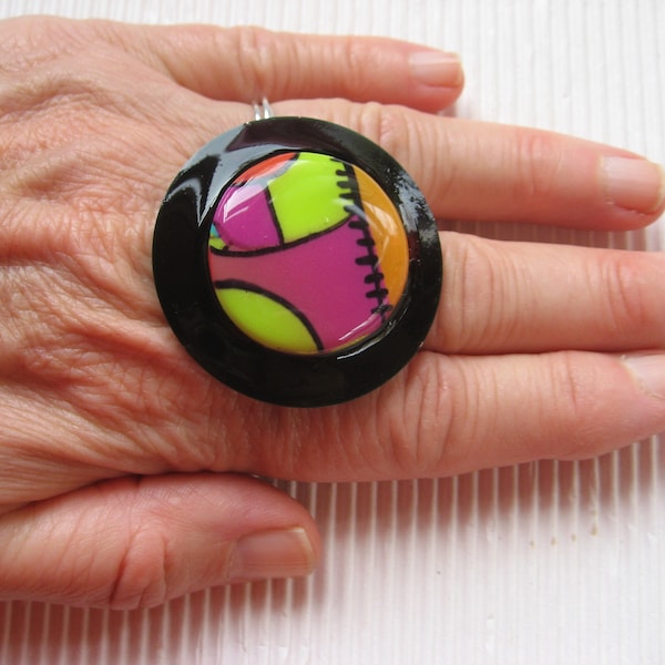 Très grande bague unisexe ajustable cabochon géométrique multicolore en fimo sur fond noir en résine diamètre 40mm création unique