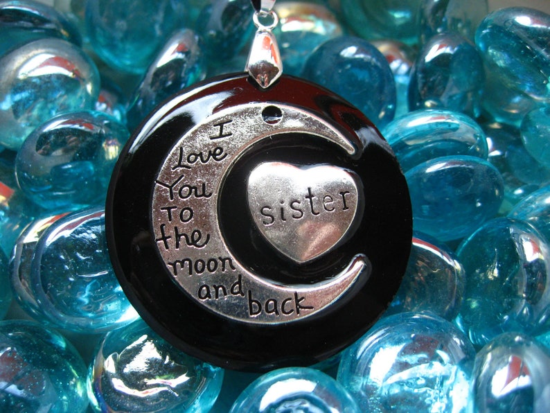 PENDENTIF rond monté sur collier noir, Love You To The Moon And Back Sister, sur fond noir en résine, diamètre 40mm, pour femme image 3