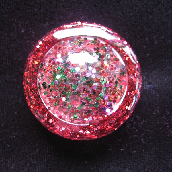 PROMOTION Grande bague ajustable, cabochon paillettes multicolores, sur fond rouge en résine, diamètre 30mm