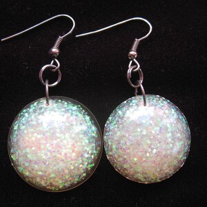 Boucles d'oreilles cabochon unisexe, paillettes irisées blanches en résine diamètre 25mm