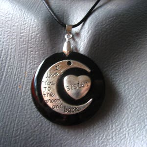 PENDENTIF rond monté sur collier noir, Love You To The Moon And Back Sister, sur fond noir en résine, diamètre 40mm, pour femme image 1