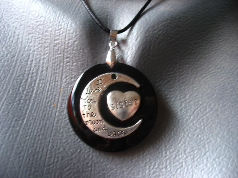 PENDENTIF rond monté sur collier noir, Love You To The Moon And Back Sister, sur fond noir en résine, diamètre 40mm, pour femme image 1