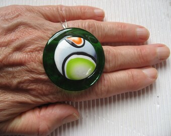 Très grande bague ajustable unisexe cabochon multicolore en fimo sur fond vert en résine diamètre 40mm