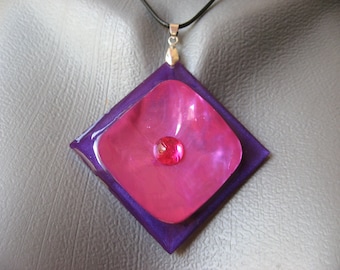 Très grand Pendentif losange unisexe monté sur collier noir cabochon nacre rose avec perle fuchsia sur fond prune en résine taille 50mmx50mm