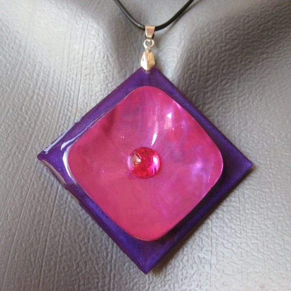 Très grand Pendentif losange unisexe monté sur collier noir cabochon nacre rose avec perle fuchsia sur fond prune en résine taille 50mmx50mm