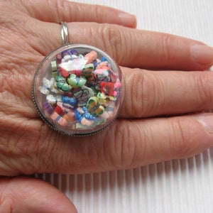 Unisex jewelry with mobile multi-colored butterflies set in resin in a plexiglass sphere, diameter 30mm, unique creation