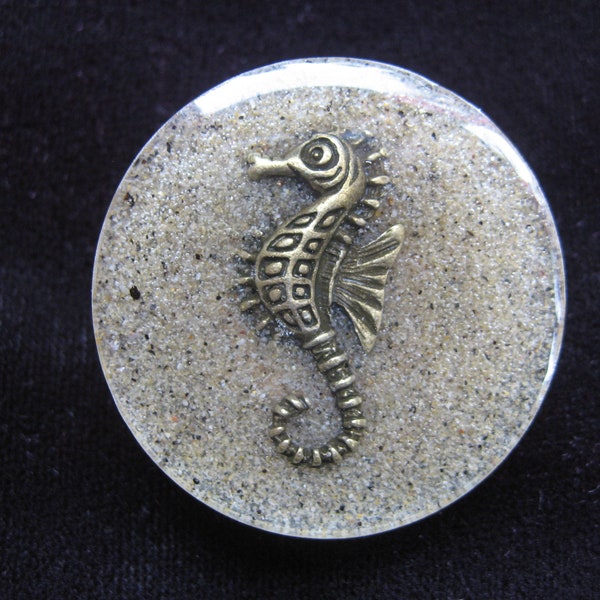 PROMOTION Grande bague ajustable unisexe Hippocampe bronze sur fond de sable en résine diamètre 35mm création unique
