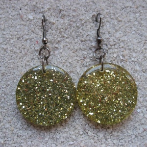 Boucles d'oreilles unisexes rondes plates paillettes colorées en résine montées sur des supports dormeuses diamètre 25mm